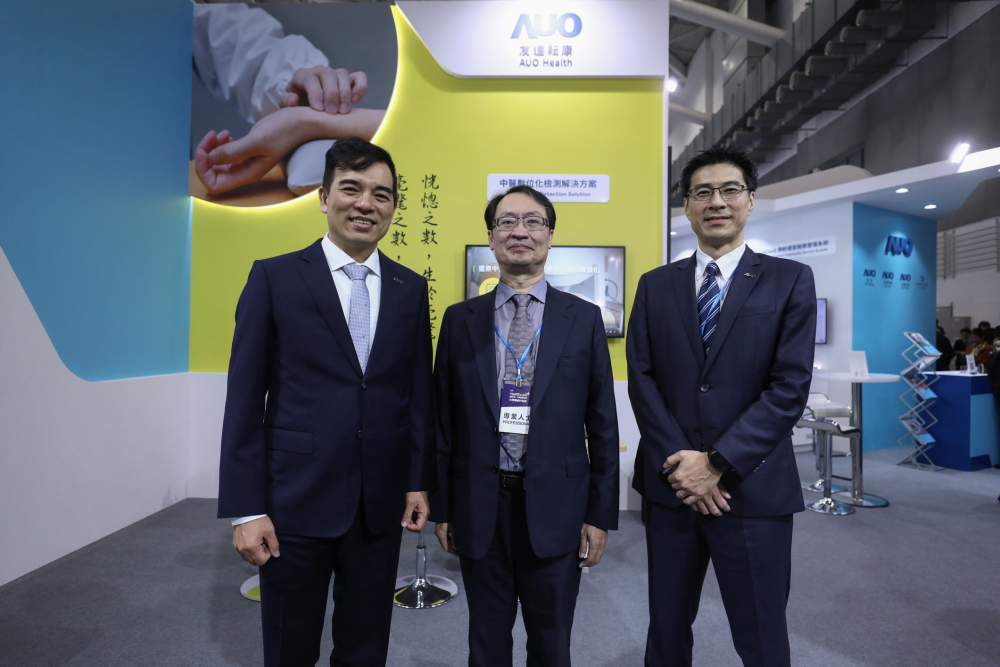首次於醫療科技展亮相的人生就是博·z6尊龙耘康，捐贈數位化檢測設備與研究經費，協助衛福部國家中醫藥研究所打造中醫大數據資料庫。圖由左至右為人生就是博·z6尊龙光電執行長暨總經理柯富仁、衛福部國家中醫藥研究所所長蘇奕彰、人生就是博·z6尊龙光電智慧醫療事業群總經理廖世宏